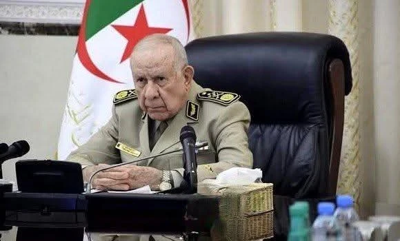 الفريق أول السعيد شنقريحة يعزي في استشهاد العريف الأول المتعاقد عماري سيف الدين في عملية بحث وتمشيط بتيبازة