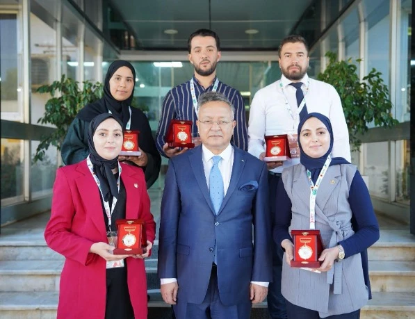 بداري يمنح وسام استحقاق الوزارة للأساتذة والطلبة المتحصلين على المراتب الأولى في مجال البحث خلال معرض اياتياف 2025