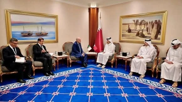 عطاف يجري بالدوحة محادثات ثنائية مع رئيس مجلس الوزراء ووزير خارجية دولة قطر