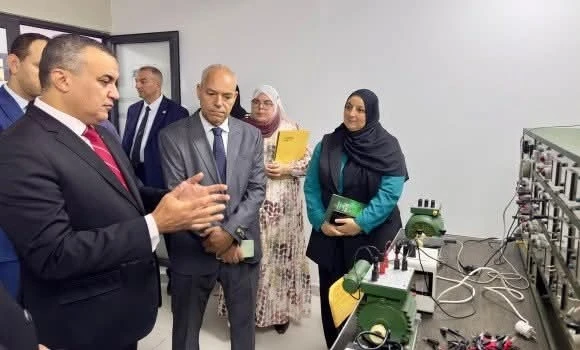 زروقي يتفقد المدرسة الوطنية العليا لتكنولوجيات الإعلام والاتصال والبريد