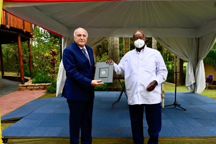 عطاف يستقبل بكمبالا من قبل رئيس جمهورية أوغندا