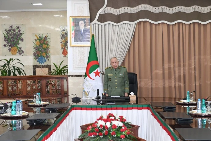 الفريق أول السعيد شنقريحة يقف دقيقة صمت تخليدا لشهداء مظاهرات 17 أكتوبر