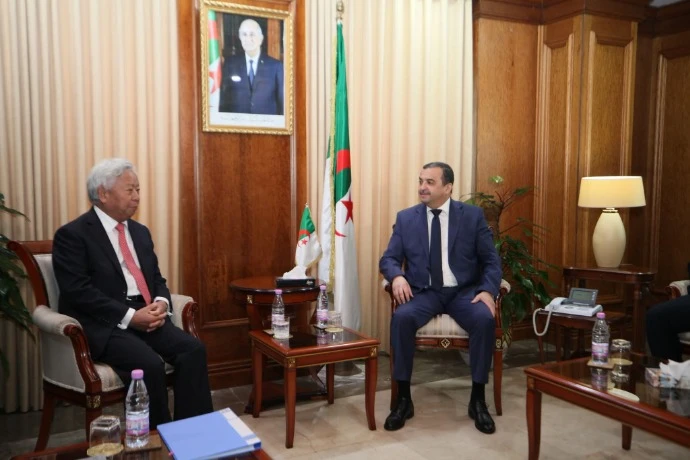 عرقاب يبحث آفاق التعاون مع وفد من البنك الآسيوي  للاستثمار في البنية التحتية