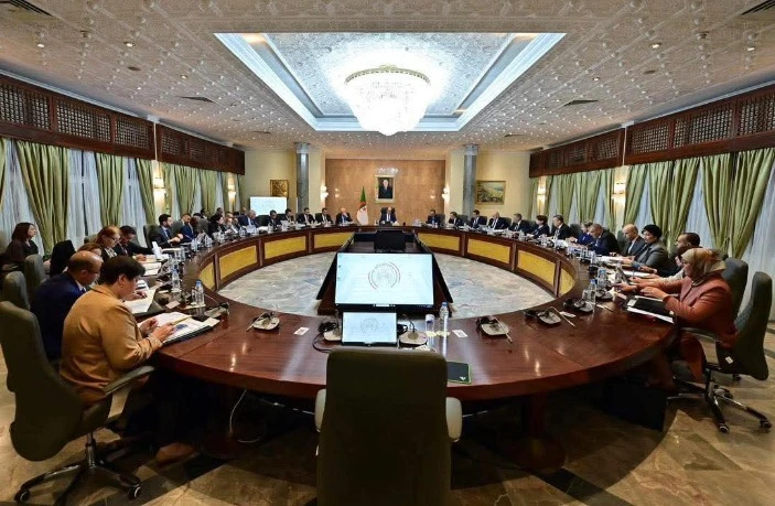 اجتماع الحكومة دراسة مشاريع مراسيم تنفيذية ورئاسية و متابعة مستمرة للمشاريع الاستثمارية المهيكلة الكبرى