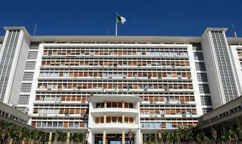 رئيس الجمهورية يقرر تخصيص حصة إضافية ب2000 دفتر حج للأشخاص المسنين حج 2026