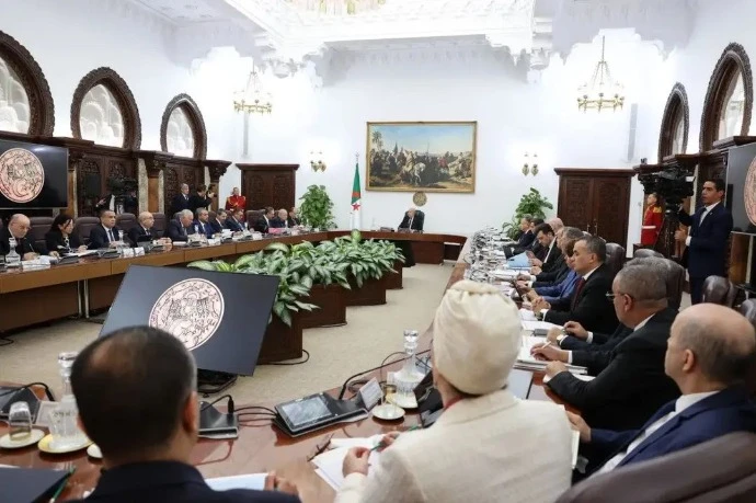 رئيس الجمهورية يؤكد على ضرورة إقرار المزيد من التسهيلات لتطوير التجارة الالكترونية