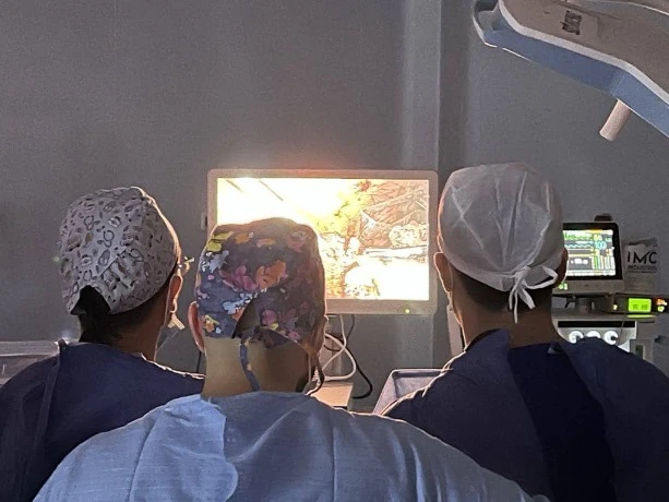 فريق طبي من مستشفى  أول نوفمبر يجري 50 عملية بغرداية :  استئصال جزئي للكبد بالمنظار لمريضة تعاني من سرطان المرارة