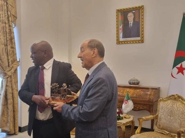 بلحاج يستقبل رئيس المحكمة الدستورية لزمبابوي