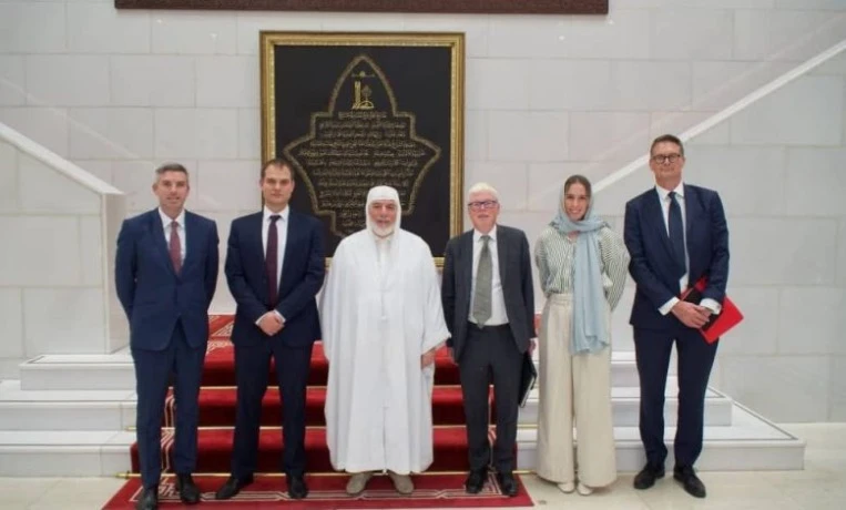 عميد جامع الجزائر يستقبل نائب كاتب الدولة البريطاني المكلف بشؤون الشرق  الأوسط وشمال إفريقيا
