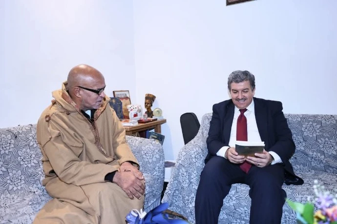 وزير الاتصال يزور الاعلامي احميدة العياشي للإطمئنان على وضعه الصحي