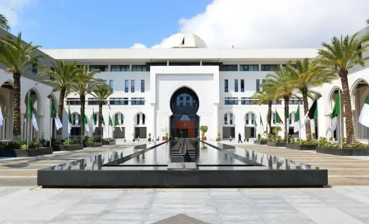 التصعيد العسكري بمنطقة الخليج : الجزائر تدعو ل"ضبط النفس" و "إعلاء روح المسؤولية"