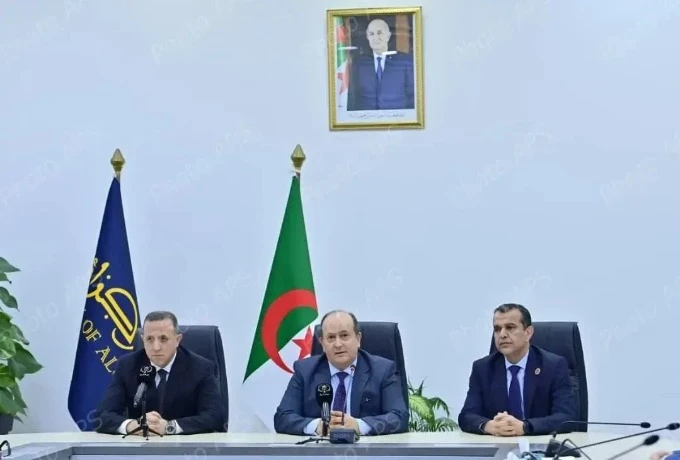 بتكليف من رئيس الجمهورية، الوزير الأول يشرف على تنصيب محمد لمين لبو محافظا لبنك الجزائر