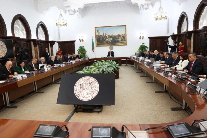 رئيس الجمهورية يأمر بتسريع وتيرة إنجاز مشروع السكة الحديدية المنجمي بلاد الحدبة - واد الكبريت ـ ميناء عنابة