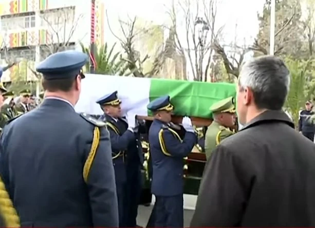 جثمان رئيس الجمهورية الأسبق اليامين زروال يوارى الثرى بالمقبرة  المركزية بحي بوزوران