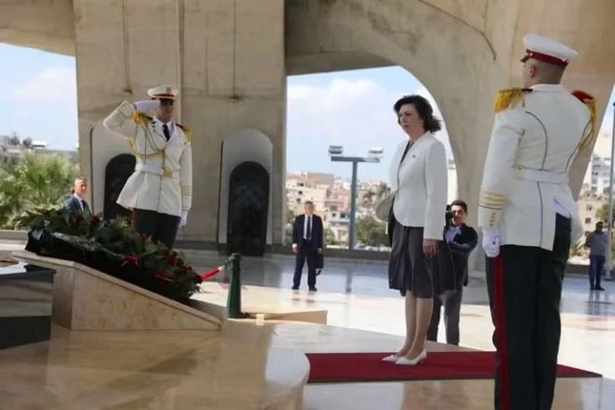 رئيسة مجلس جمهورية بيلاروسيا تضع إكليلا من الزهور أمام النصب التذكاري المخلد لشهداء الثورة التحريرية المجيدة