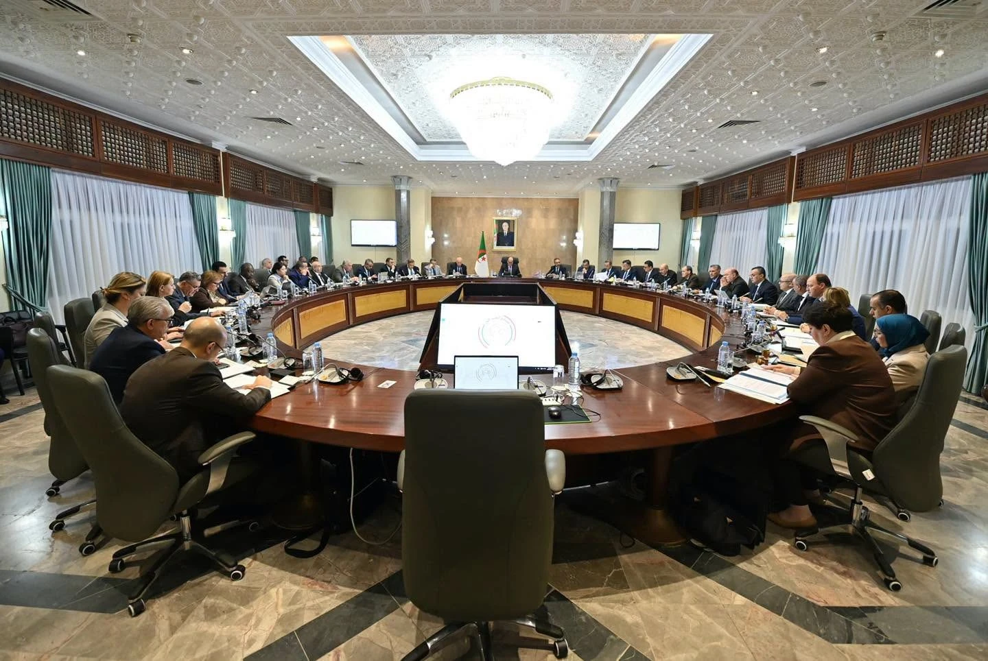 اجتماع الحكومة: عرض ودراسة ملفات تتعلق بالصناعة والأشغال العمومية والوقاية