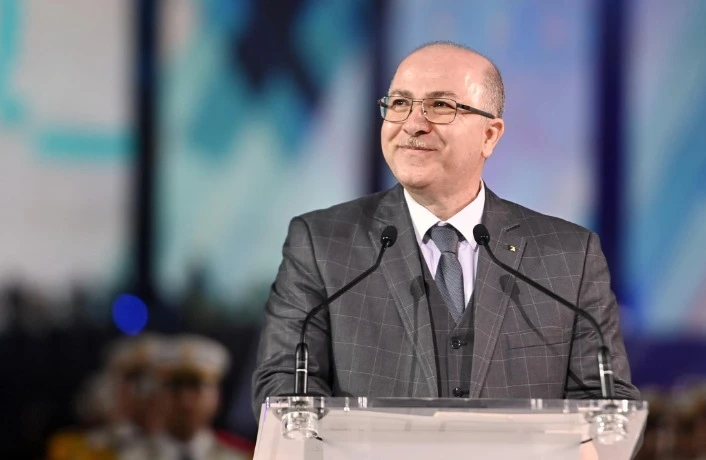 الوزير الأول ينوه بالالتزام المهني للعمال الجزائريين وانخراطهم في بناء  الجزائر الجديدة