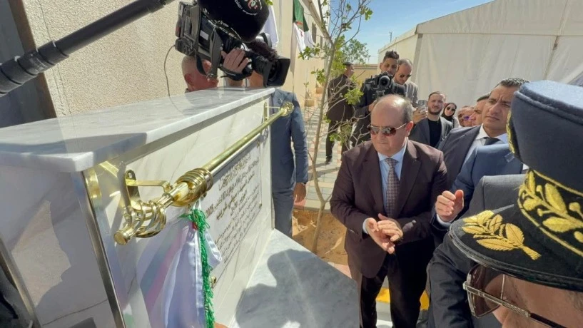 الوزير الأول سيفي يقف على مشروع وحدة جديدة  للزجاج نوفر بواد سلي ويدشن مصنع الحافلات والشاحنات بينغ بو بأم الدروع