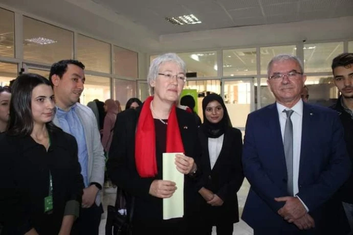عرض فكرة اجتياز اختبار اللغة بمركز التعليم المكثف بوهران
