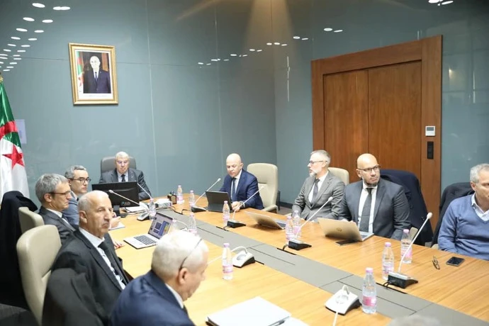 والي وهران يترأس اجتماع عمل  رفقة مدير منطقة إفريقيا والشرق الأوسط لمجموعة ستيلانتيس