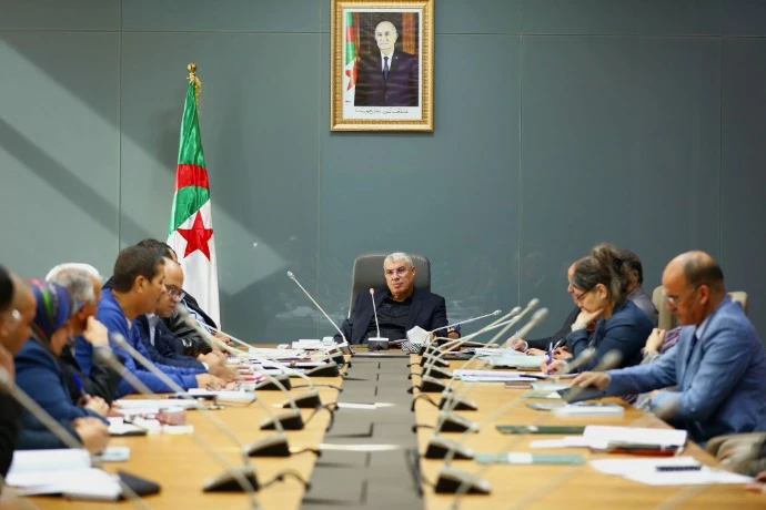 والي وهران يترأس اجتماعا حول وضعية تسيير المؤسسة الولائية لسوق الجملة للخضر والفواكه بالكرمة