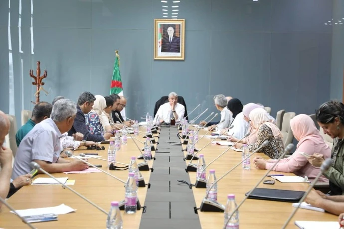 والي وهران يترأس اجتماعا حول حادث انزلاق التربة ببلدية عين الترك