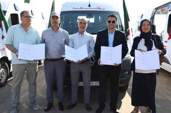 والي وهران يشرف على توزيع تجهيزات طبية ومعدات بيئية في الذكرى 63 لعيد الاستقلال