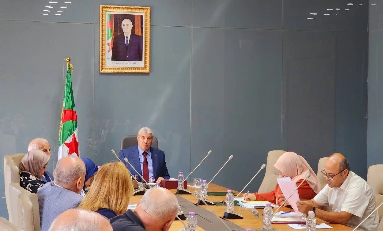 والي وهران يعقد اجتماعا حول المؤسسة الولائية لتسيير الأسواق