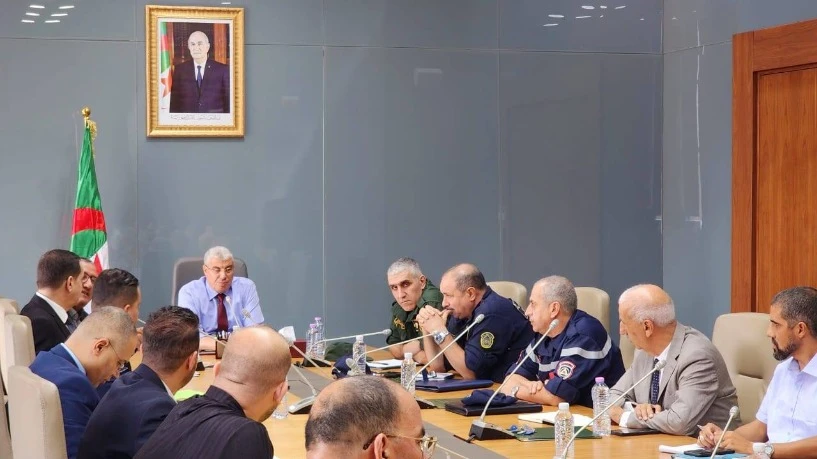 والي وهران يعقد اجتماعا تحضيريا لمباراة الصومال- الجزائر بملعب هدفي ميلود