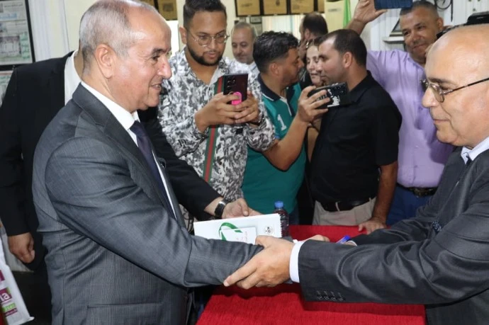 تتويج اللقاء  الادبي بمراسم البيع  بالتوقيع  ل  "ألفية الجزائر"