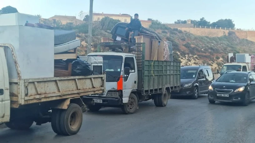 انطلاق أولى عمليات ترحيل العائلات المتضررة من انزلاق التربة بحي الصنوبر نحو سكنات لائقة بمسرغين