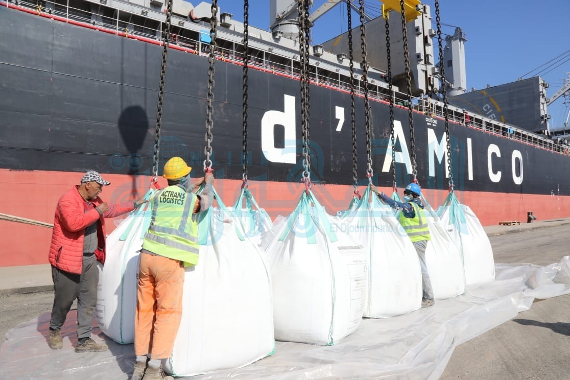 شركة لافارج الجزائر تحقق أكبر عملية تصدير والباخرة الأولى نحو أمريكا اللاتينية بشحنة من الاسمنت الأبيض