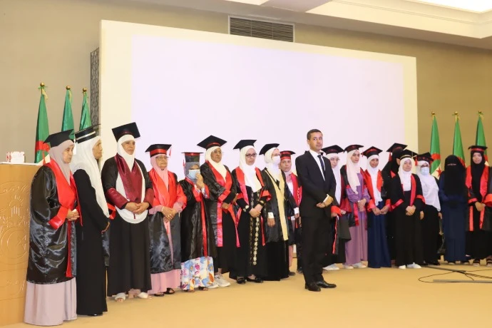 اختتام.السنة الدراسية لمحو الامية بجامع بن باديس : شهادات نجاح ل 570 دارسا و تكريم  30 متفوقا