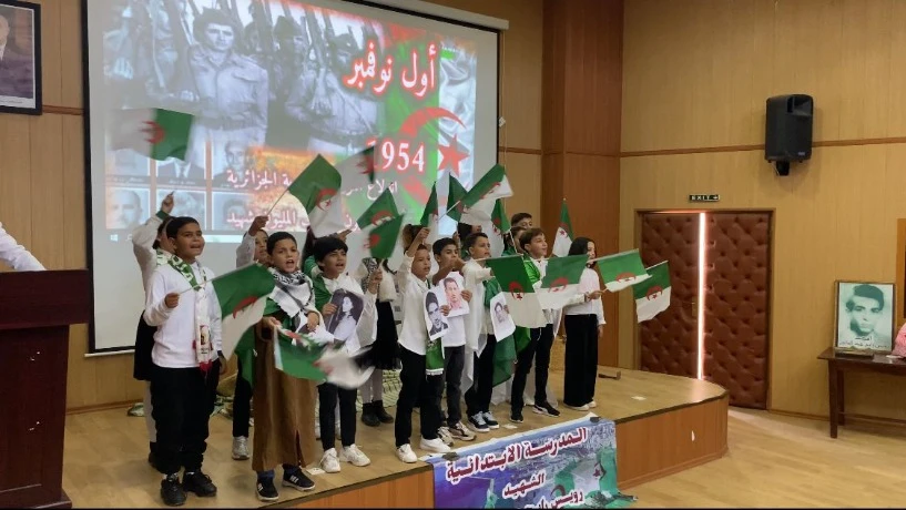 عشية الاحتفالات بالفاتح نوفمبر ..تلاميذ مدرسة رويس رابح عبد القادر  يرسمون لوحة ثورية حية بمتحف المجاهد