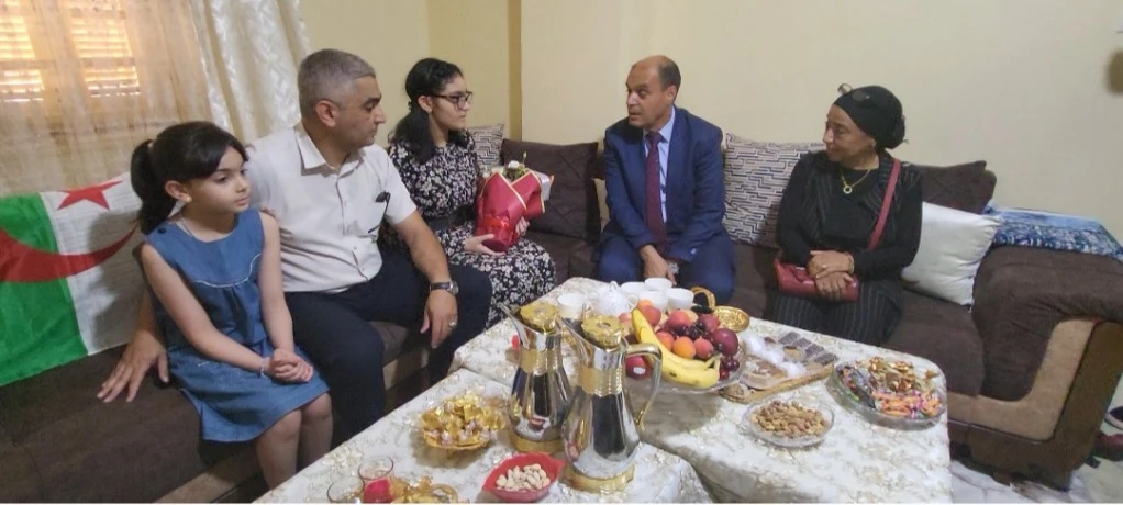 "مدير التربية  يزور المتحصلة على أعلى معدل في البيام  بوحميدي رقية  في بيتها: التفوق يستحق أن يُحتفى به"