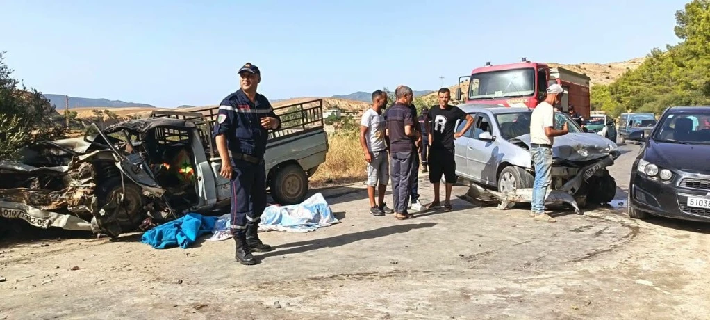الشلف : وفاة شخصين  وجرح 3 أخرين في اصطدام عنيف  متبوع بحريق  بين سيارتين
