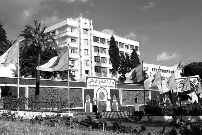 تحطم طائرة نقل عسكرية صغيرة بعد إقلاعها مباشرة من مدرج القاعدة الجوية بوفاريك