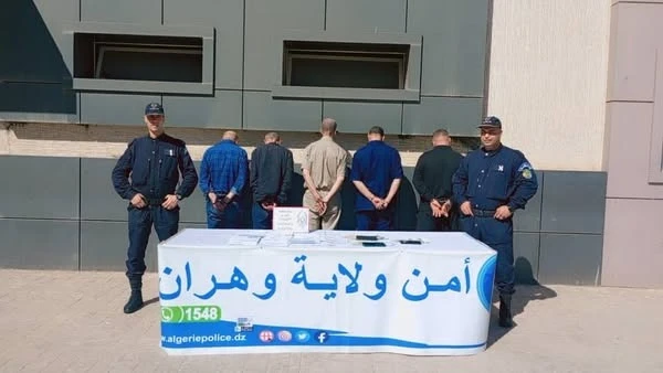 وهران: بشبكة إجرامية يحترف أفرادها  النصب استعمال طرق احتيالية وإيهام المواطنين بالاستفادة من سكنات ومحلات ضمن برنامج السكنات العمومية الايجارية