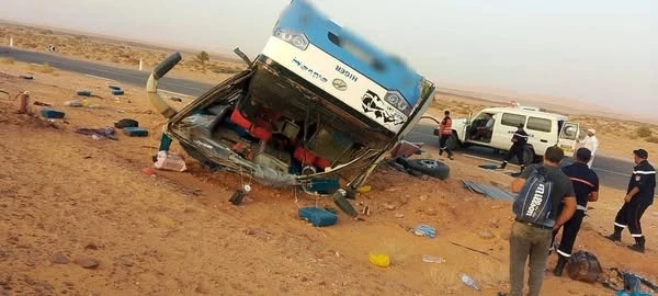 بني عباس: 18 جريحا في حادث انقلاب حافلة لنقل المسافرين