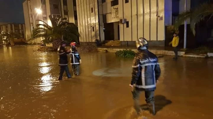 مصالح الحماية المدنية بوهران تجند أعوانها لامتصاص مياه الأمطار  المتراكمة بمختلف بلديات الولاية