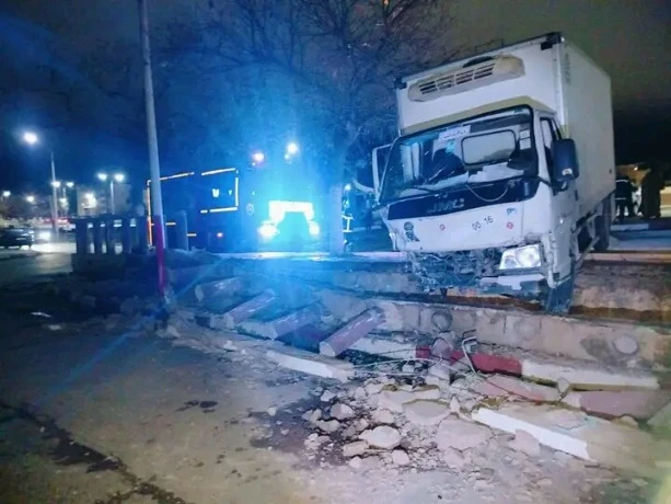 سعيدة: 06مصابين في حادث تصادم بين شاحنة و سيارة