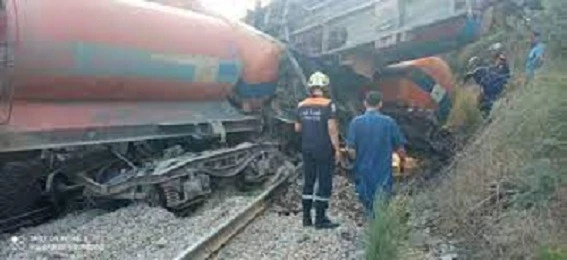 البويرة: إصابة شخص بجروح إثر إنحراف قطار لنقل البضائع بالأخضرية