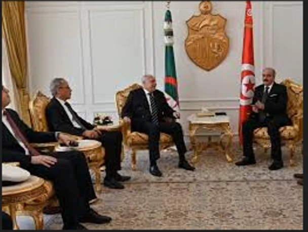 بصفته مبعوثا خاصا لرئيس الجمهورية, السيد عطاف يحل بتونس في زيارة رسمية