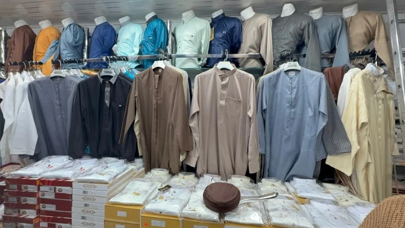 سوق العباءات بالمدينة الجديدة تعرض أخر صيحاتها  ... أطقم رجالية مزيّنة بألوان رمضان والعيد