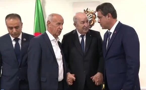 وزير الرياضة ورئيسا اتحاد الجزائر وشباب بلوزداد يكرمون رئيس الجمهورية