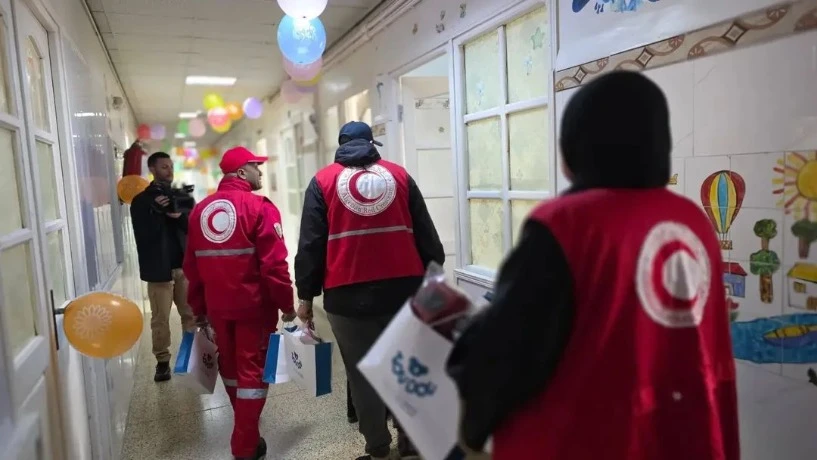 الهلال الأحمر الجزائري يتقاسم فرحة عيد الفطر مع أطفال بمستشفى "مصطفى باشا" بالعاصمة