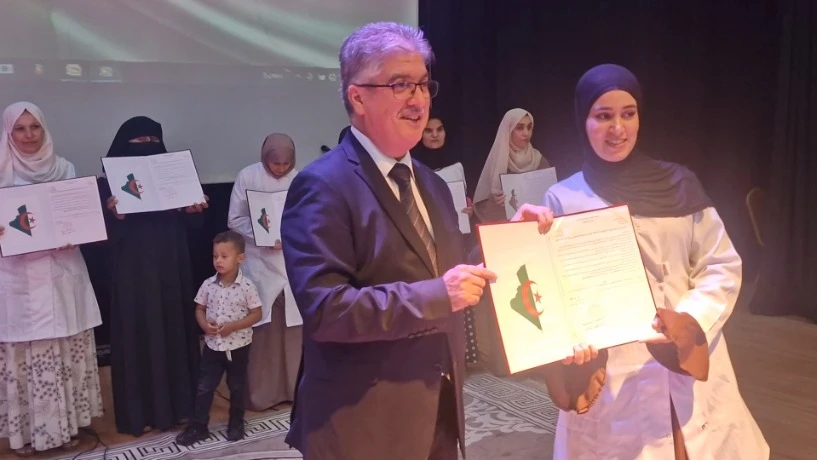 غليزان تحتفي باليوم العالمي للمعلم وتسليم مقررات الإدماج للمتعاقدين