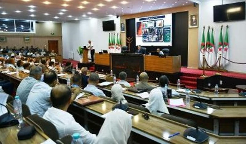 الشلف:  اجتماع تنسيقي حول نظام العنونة الرقمي عبر البلديات