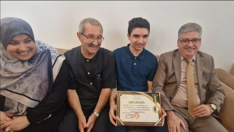 والي غليزان يكرّم صاحب المرتبة الأولى ولائيا في البكالوريا لعور أنس ويثمن إنجازات الولاية ويؤكد:  المحافظة على المرتبة الثانية وطنيا ثمرة جهود الأسرة التربوية والحرص على التميز