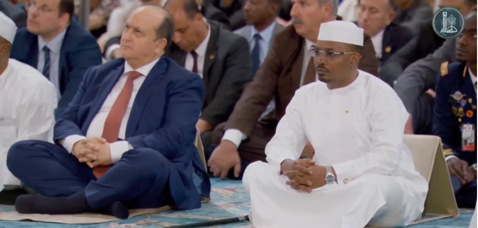 الرئيس التشادي يؤدي صلاة الجمعة بجامع الجزائر